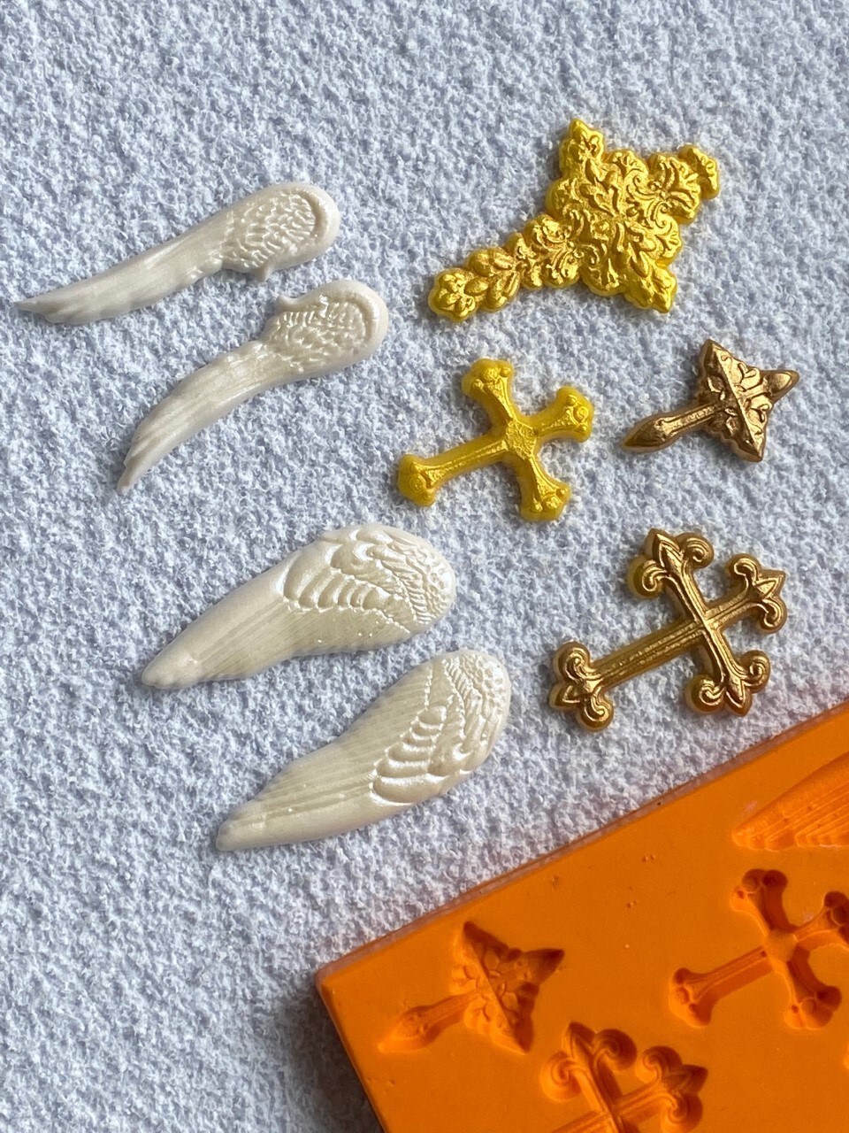 Foto 1 - Cod 850 Molde de silicone de cruzes e asas