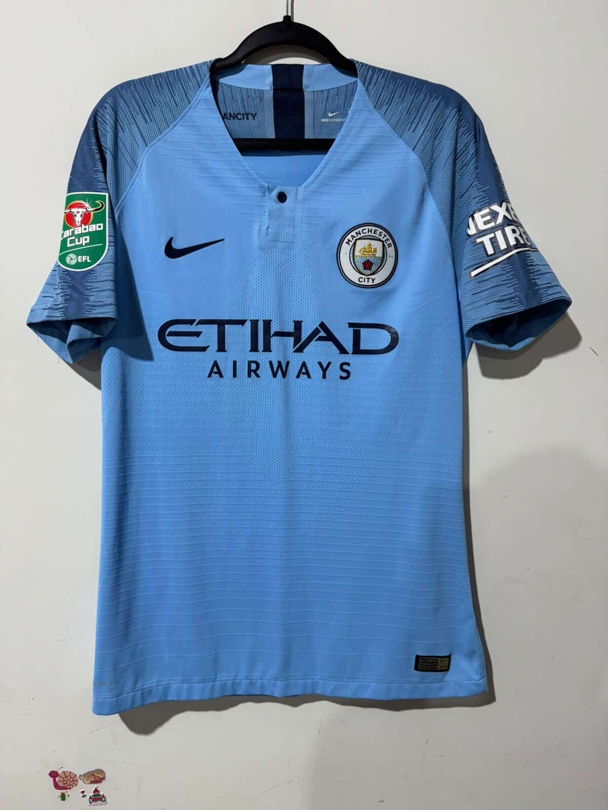 Imagem do produto CAMISA MANCHESTER CITY 2018-19 COPA DA LIGA INGLESA G. JESUS 33 JOGADOR