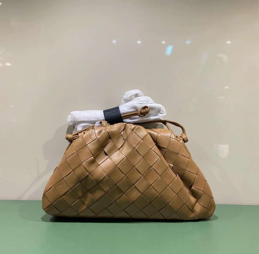 BOLSA BOTTEGA VENETA POUCH INTRECCIATO MINI CARAMELO - Bolsas de Luxo