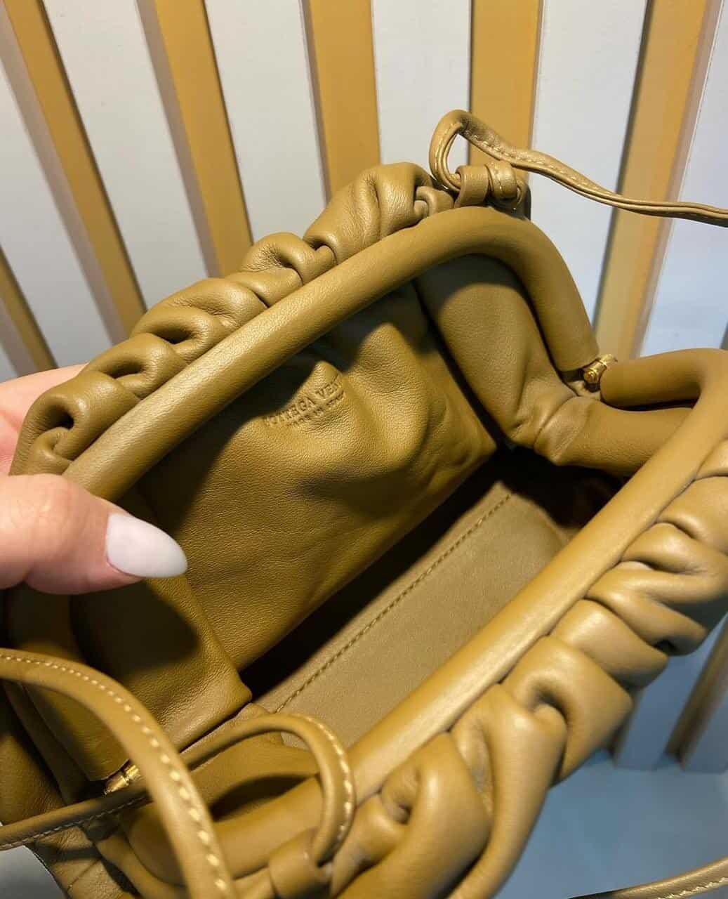 BOLSA BOTTEGA VENETA POUCH MINI CARAMELO - Bolsas de Luxo