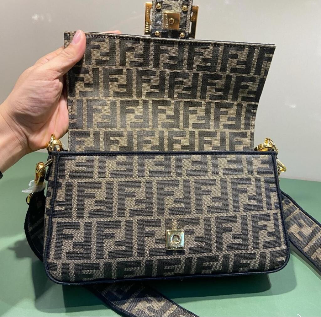 BOLSA FENDI FF 1974 BAGUETTE MEDIA TOBACCO - Bolsas de Luxo