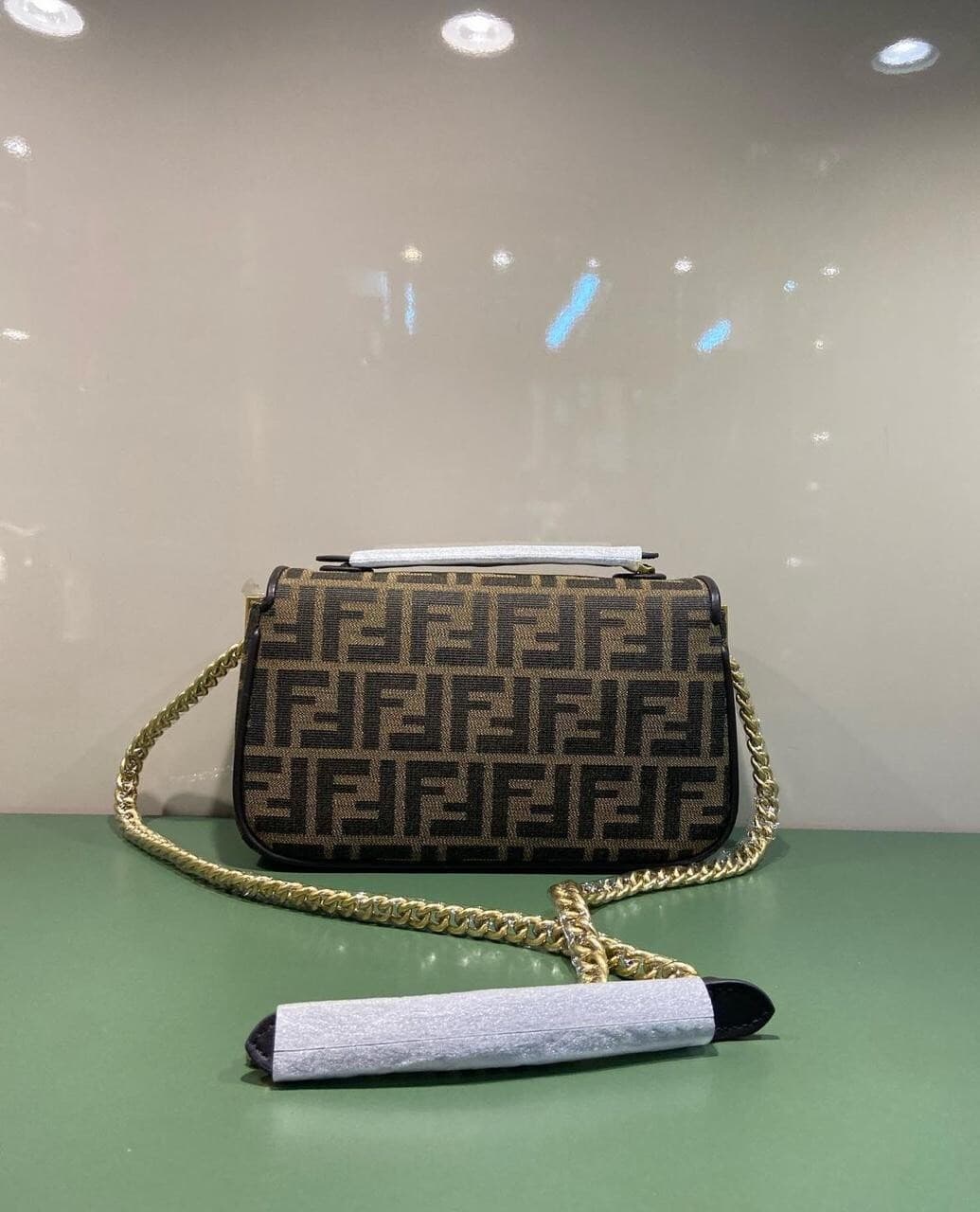BOLSA FENDI FF 1974 MIDI CHAIN BAGUETTE PEQUENA TOBACCO - Bolsas