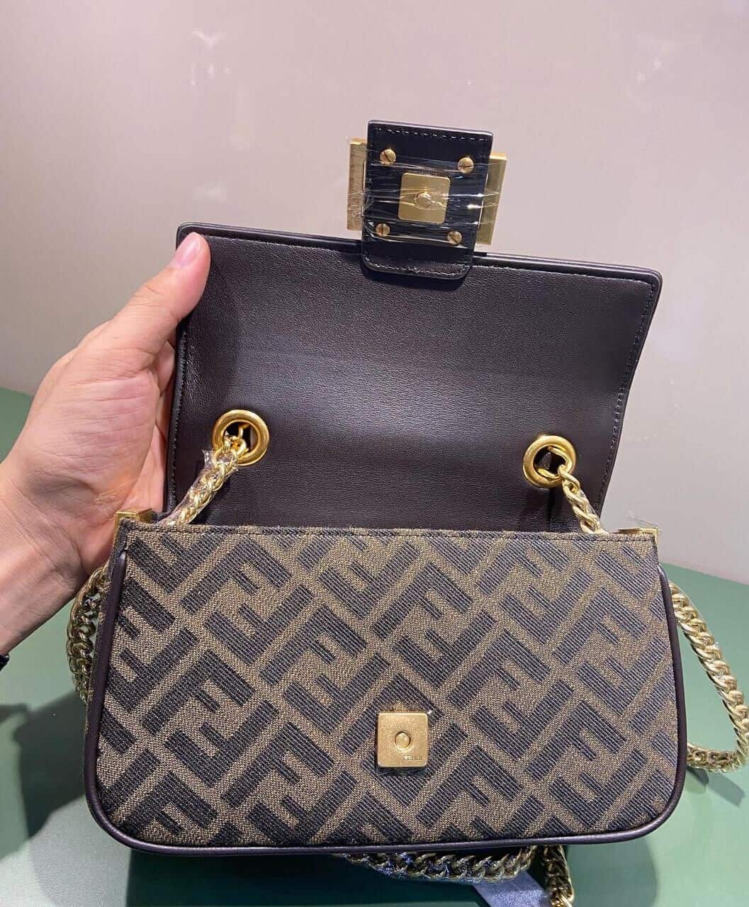 BOLSA FENDI FF 1974 MIDI CHAIN BAGUETTE PEQUENA TOBACCO - Bolsas