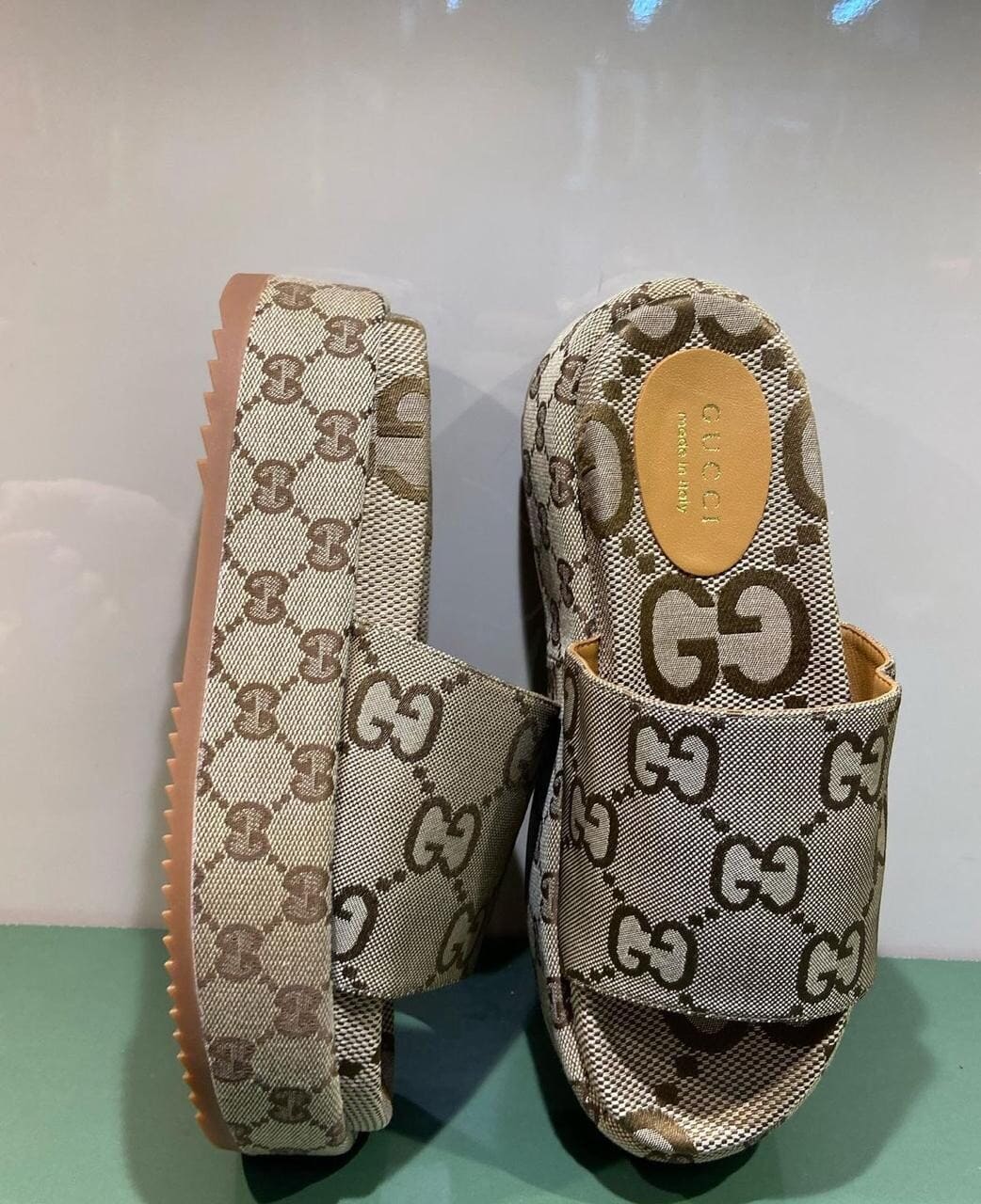 SANDALIA FLAT GUCCI ANGELINA CANVAS GIANT MONOGRAM BEGE - Bolsas