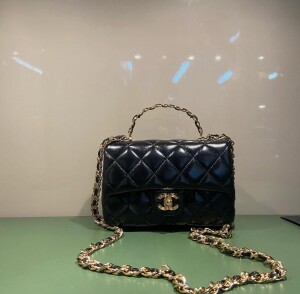 BOLSA CC TOP HANDLE GOLDEN LINKS LAMBSKIN PRETA - Bolsas de Grife