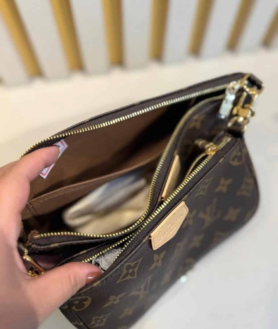 BOLSA LOUIS VUITTON MULTI POCHETTE ACCESSOIRES ALÇA VERDE - Bolsas