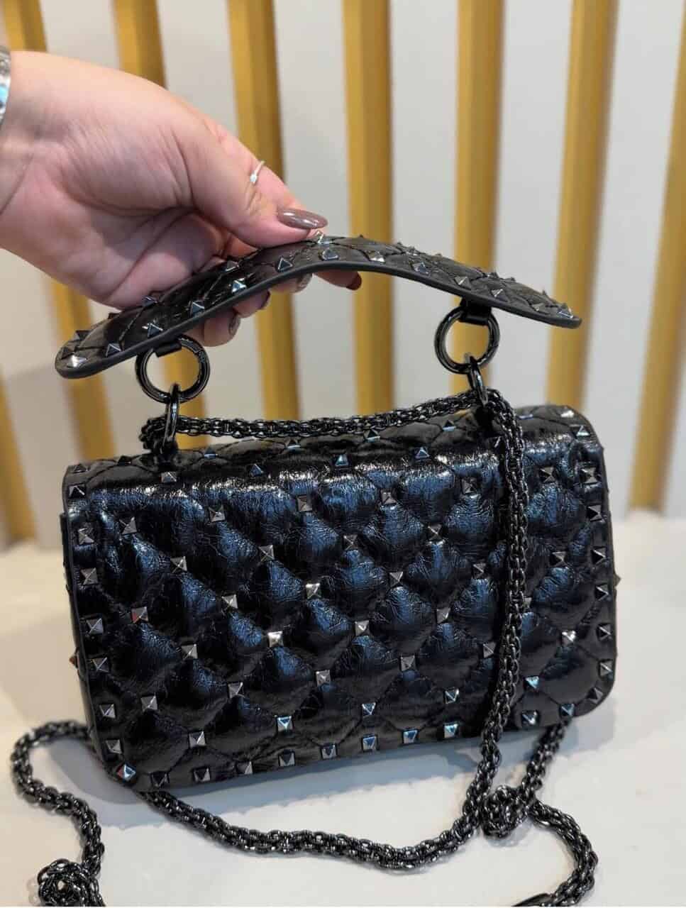 BOLSA VLTN ROCKSTUD SPIKE PEQUENA FERRAGEM PRETA PRETA - Bolsas de
