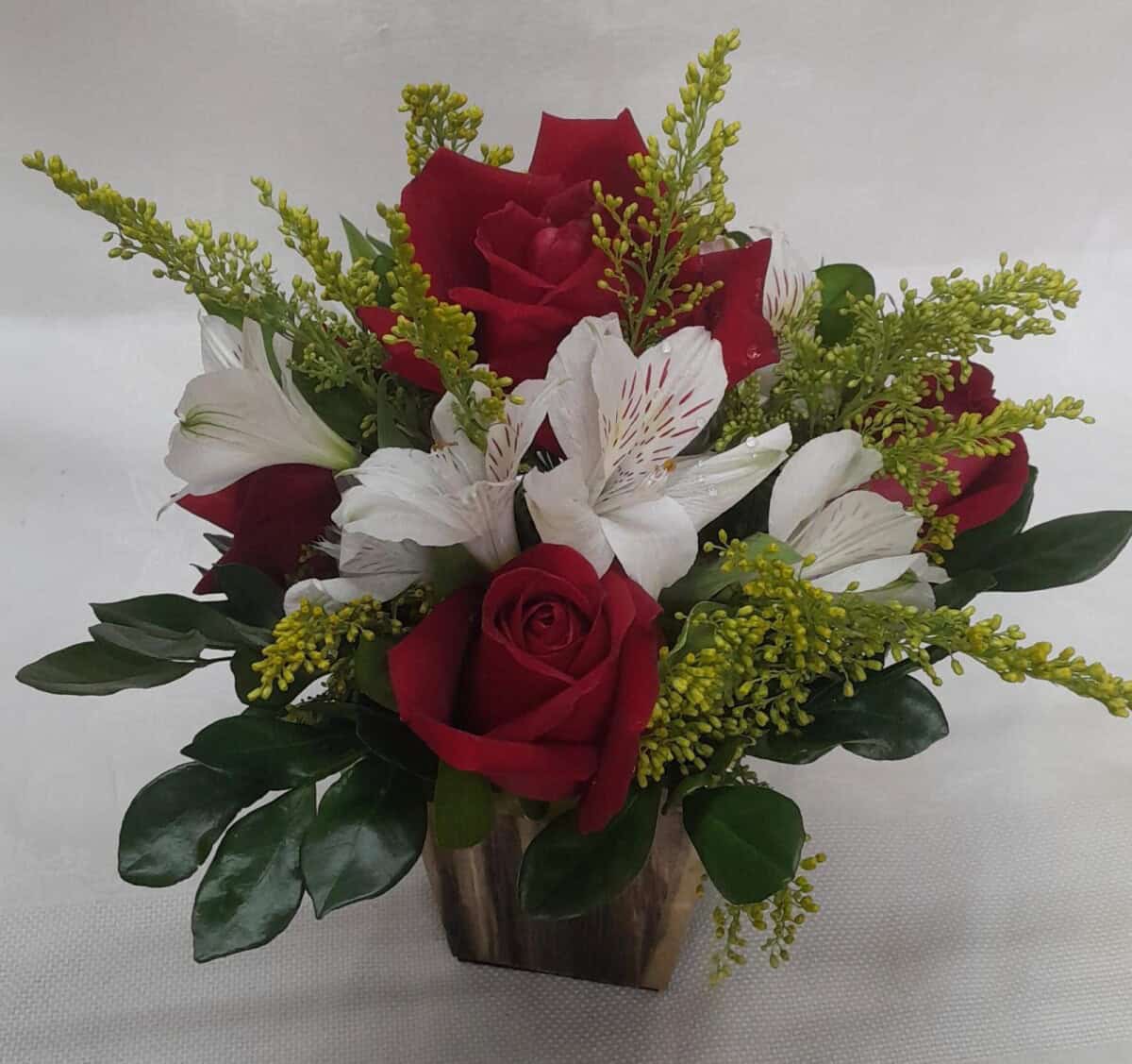 Imagem do produto Arranjo com Rosas Vermelhas + Astromélias Brancas + Tango no Cachipot de Madeira